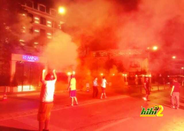 فيديو : جماهير فنربخشة ترهب لاعبى أرسنال بالشماريخ قبل مباراة الفريقين