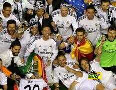 صورة : ريال مدريد يتسلم الكأس وسط جمهور برشلونة ..!