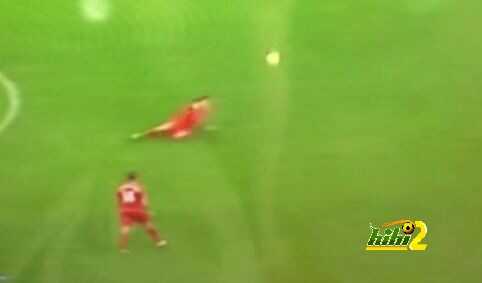 صورة : جيرارد يفعلها مرة أخرى ويتزحلق