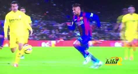 صور : الحكم يحرم برشلونة من ركلة جزاء واضحة ..!