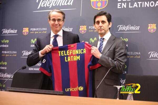 صور : لاعبو برشلونة يعلنون عن عقد بث مباريات الفريق للموسم المقبل
