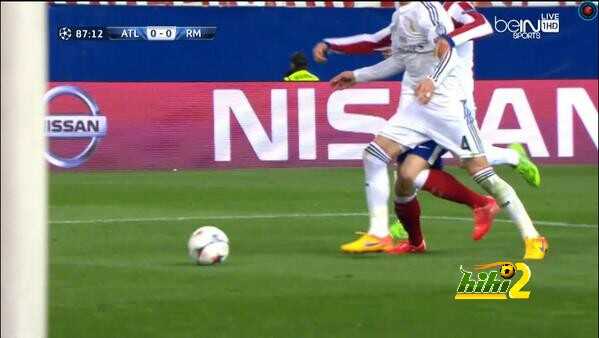 صور وفيديو : هل حرم الحكم  أتلتيكو من ركلة جزاء في آخر المباراة ..؟!