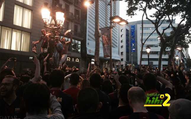 صور : شوارع برشلونة تكتظ بالمشجعين احتفالا باللقب
