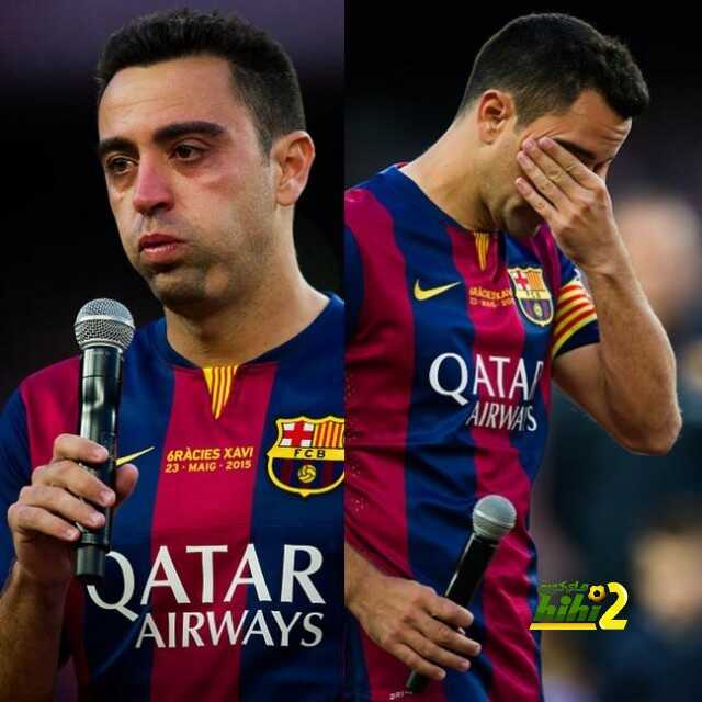 صورة : طفل برشلوني يبقى وحيدا في الملعب ويقرأ غلاف شكرا تشافي