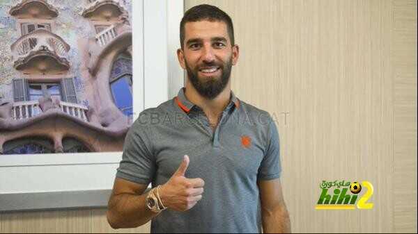 صور: اردا توران يلتقط الصور الرسمية له أمام شعار برشلونة