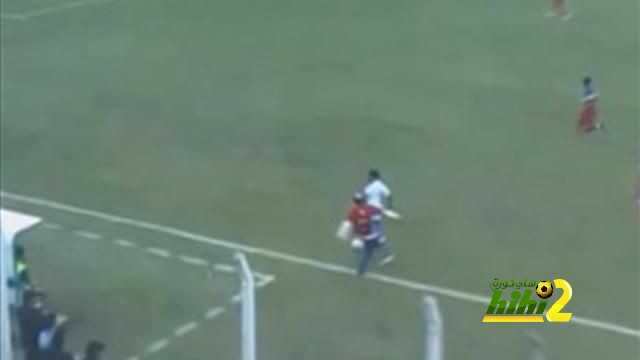 مدرب أرجنتيني يحاول عرقلة لاعب خصمه علي خط التماس