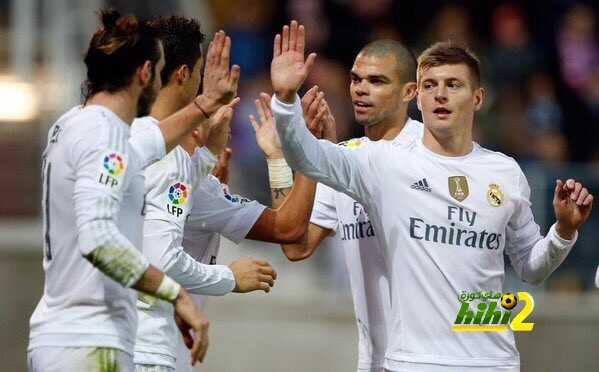 صورة : لاعبو ريال مدريد على متن الطائرة التي تلونت بألوان البلانكو