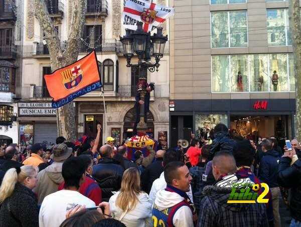 صورة : الجماهير في برشلونة تترقب لحظة إعلان فوز برشلونة بالليغا ..!