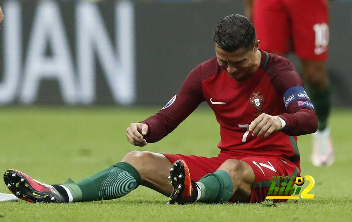 صور : كريستيانو يطلب التبديل ويغادر باكيا محمولا على محفة ..!