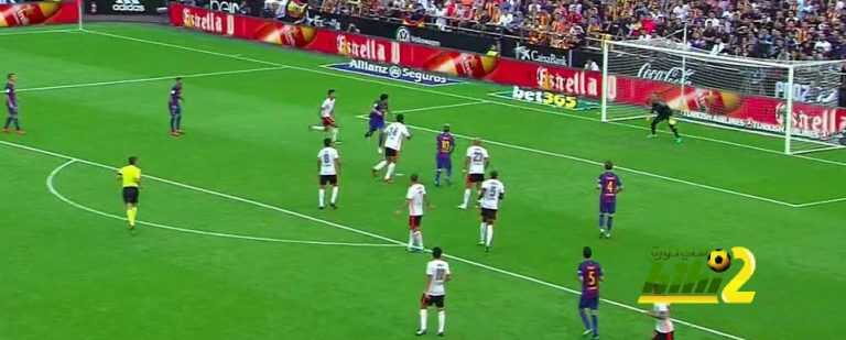 الحكم يحتسب ركلة جزاء لبرشلونة في الدقيقة الأخيرة من المباراة