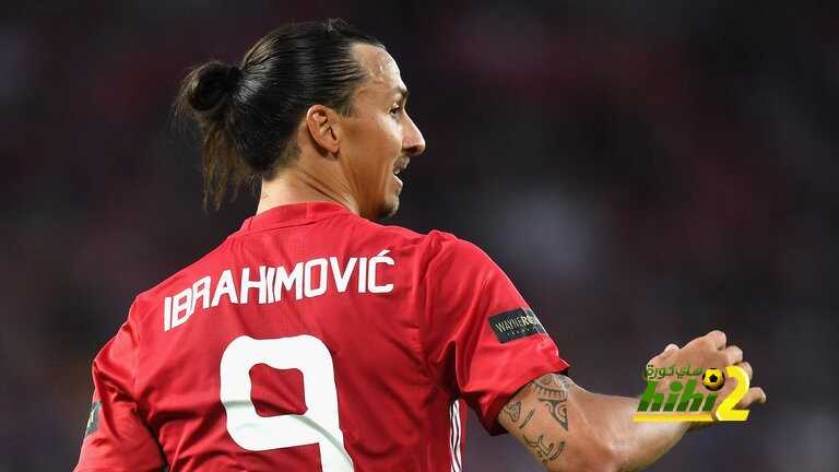 لاعب اليونايتد السابق: إبرا يلعب كالعجوز.. ولا يصلح للشياطين الحمر