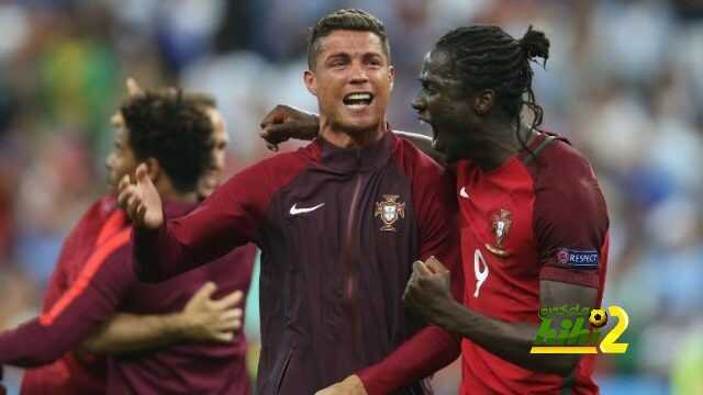 لاعبي منتخب البرتغال يهنئون رونالدو بعد الفوز بالكرة الذهبية