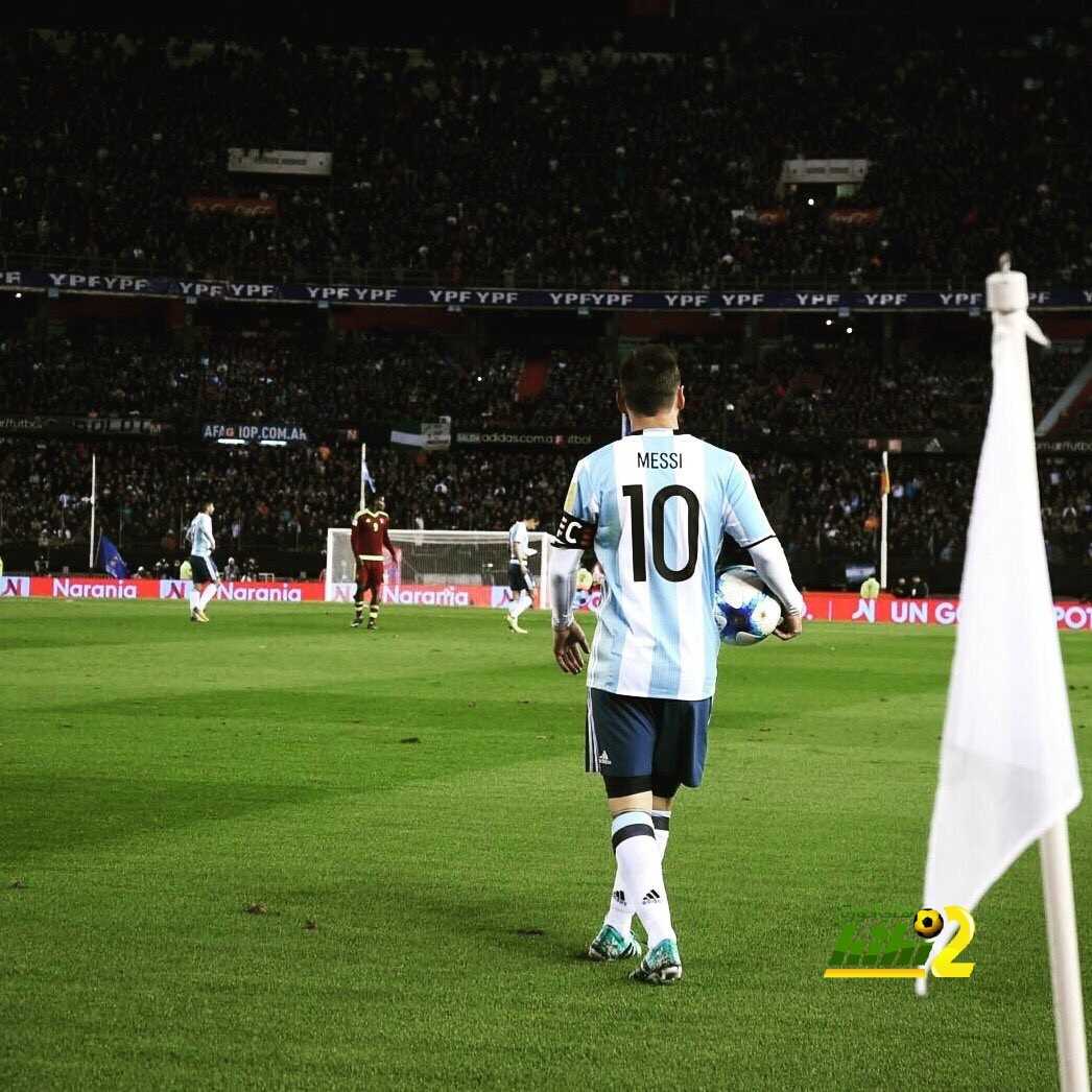 فيديو : ميسي يتغلب على احزانه ويدخل الفرحة على قلب طفل مريض