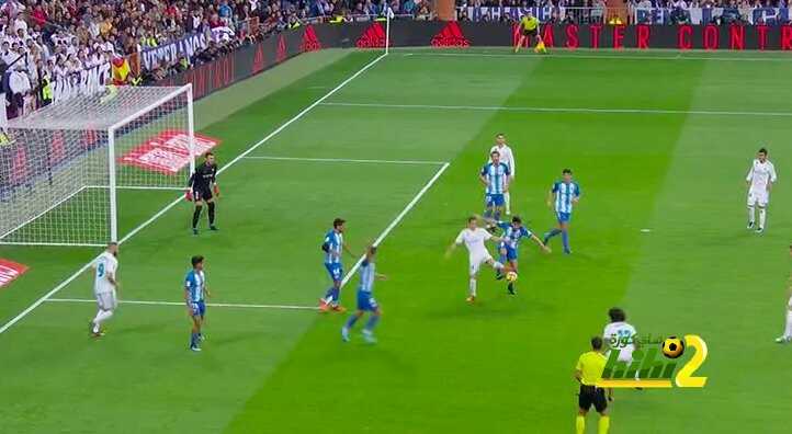 صور : لاعبو ريال مدريد يطالبون الحكم باحتساب ركلة جزاء