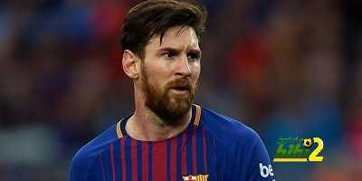 🔴 صورة.. ميسي يساند زملاءه من أمام التلفاز