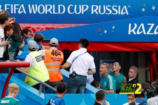 مشادة بين آوزيل ومشجعي منتخب ألمانيا إثر الخروج من كأس العالم