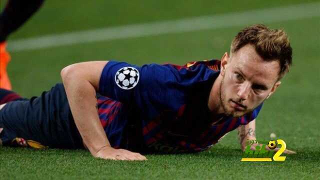 راكتيتش يلقي الكرة في ملعب برشلونة