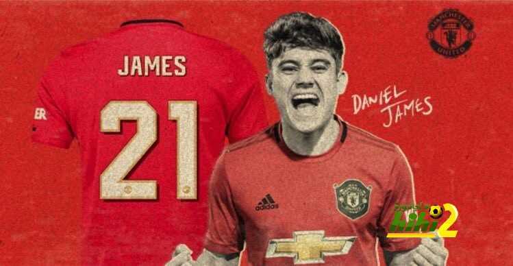 دانيال جيمس يرتدي قميص هيريرا