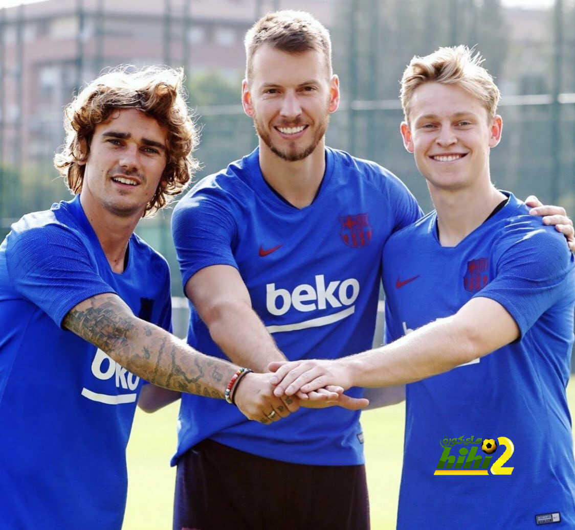 مشجعو برشلونة ينتظرون الثلاثي