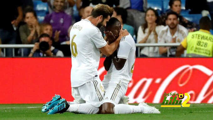 ريال مدريد يواصل الصدارة بثنائية في شباك أوساسونا
