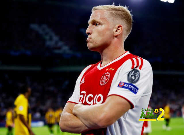 لاعب أياكس يقترب أكثر من برشلونة