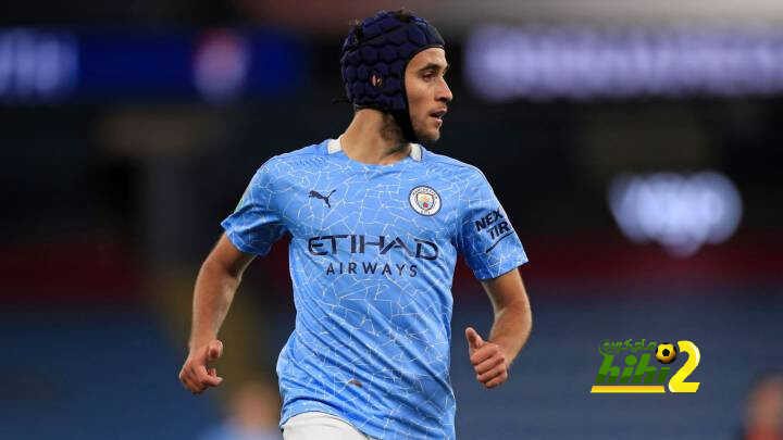 عرض جديد من برشلونة لخطف مدافع مانشستر سيتي