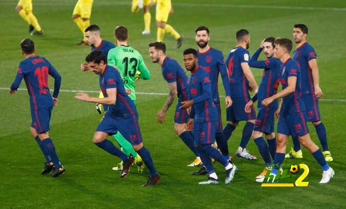 كوكي يحتفل مع جماهير أتلتيكو مدريد بتخطي عقبة فياريال
