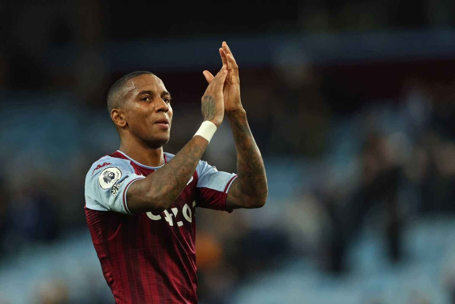 Янге сейчас. Ashley young Aston Villa. Нападающий Астон виллы. Камара Астон вилла. Футбол клуб Астон вилла.