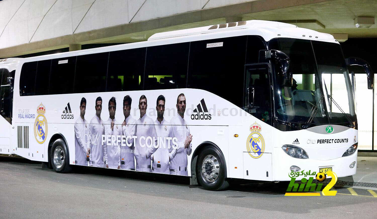 فيديو: تحت حراسة أمنية.. حافلة ريال مدريد تتجه لحديقة الأمراء
