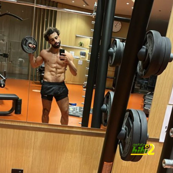 محمد صلاح يستعرض عضلاته قبل مواجهة برايتون