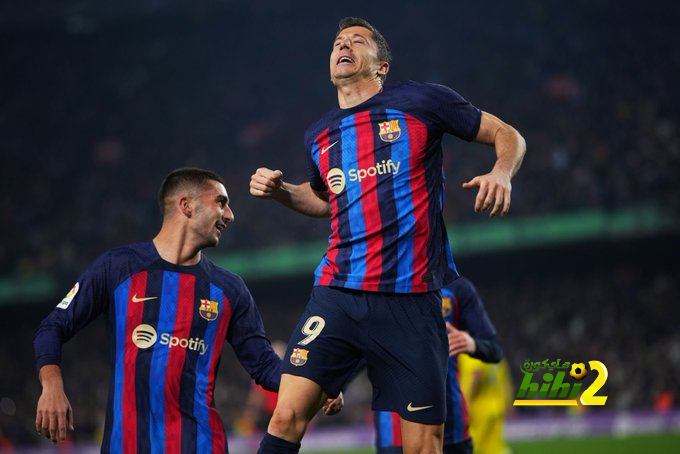 ليفاندوفسكي يصفق بمفرده داخل برشلونة