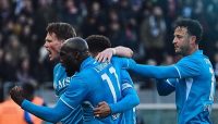 نابولي يحافظ على صدارة الدوري الإيطالي
