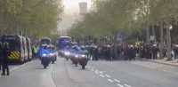 فيديو.. قوات الأمن تمنع جماهير برشلونة من الاقتراب من حافلة الفريق