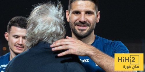 بالصور.. لحظات وداع خيسوس المؤثرة مع لاعبي الهلال
