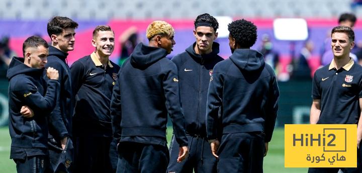 لاعبو برشلونة يتفقدون أرضية ملعب مونتجويك قبل الكلاسيكو