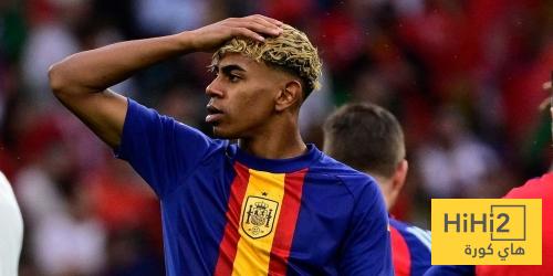 صورة.. مشجعة توجه طلب لـ لامين قبل انطلاق نهائي دوري الامم الاوروبية