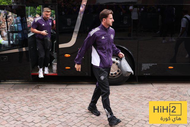 صور.. لحظة وصول مانشستر يونايتد إلى ملعب فولهام 4 صور.. لحظة وصول مانشستر يونايتد إلى ملعب فولهام 3