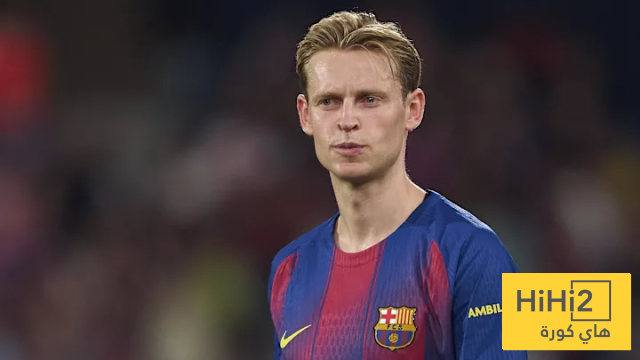 لاعب برشلونة الشاب يراقب دي يونغ لاعب برشلونة الشاب يراقب دي يونغ