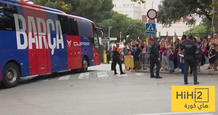 جمهور برشلونة يستقبل حافلة الفريق قبل مواجهة جيرونا