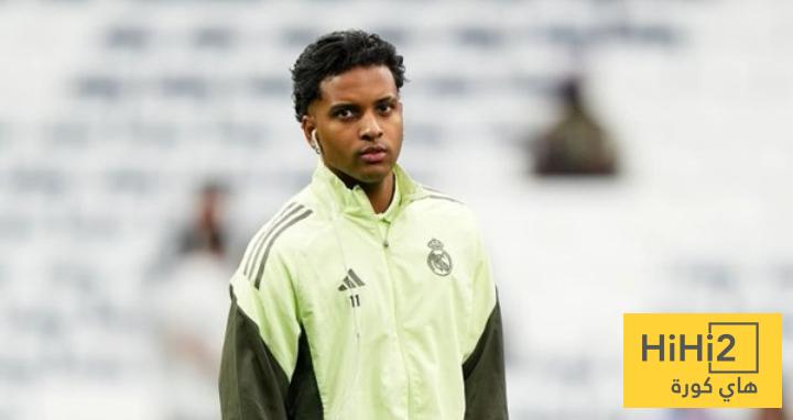 لاعبو ريال مدريد يتفقدون أرضية السانتياجو برنابيو قبل الكلاسيكو .. صور
