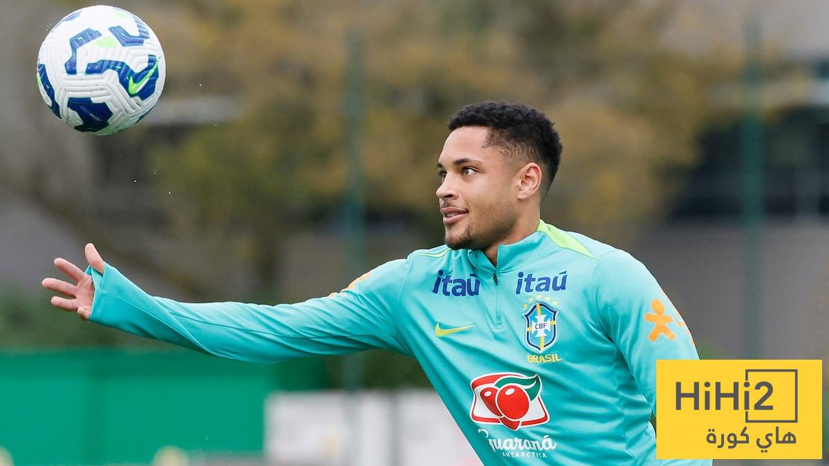 بعد مغادرة برشلونة .. هل يعود فيتور روكي إلى أوروبا؟