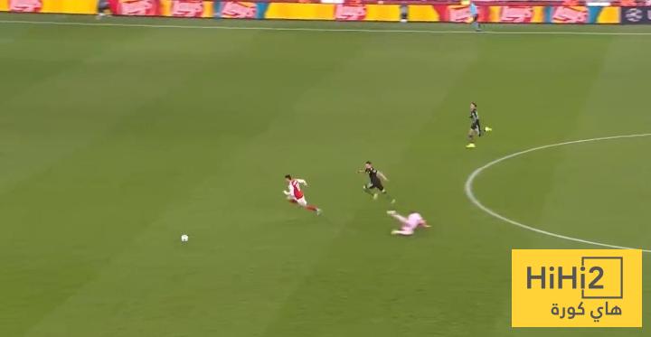 صور.. خطأ فادح من نوير منح أرسنال الهدف الثالث