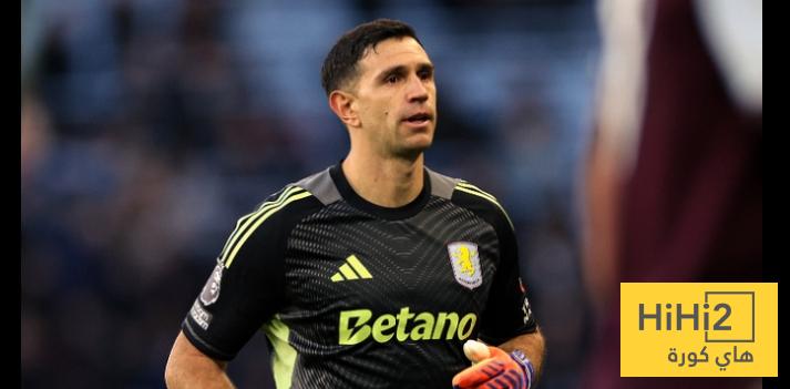 أستون فيلا يصل ملعبه قبل لقاء أرسنال