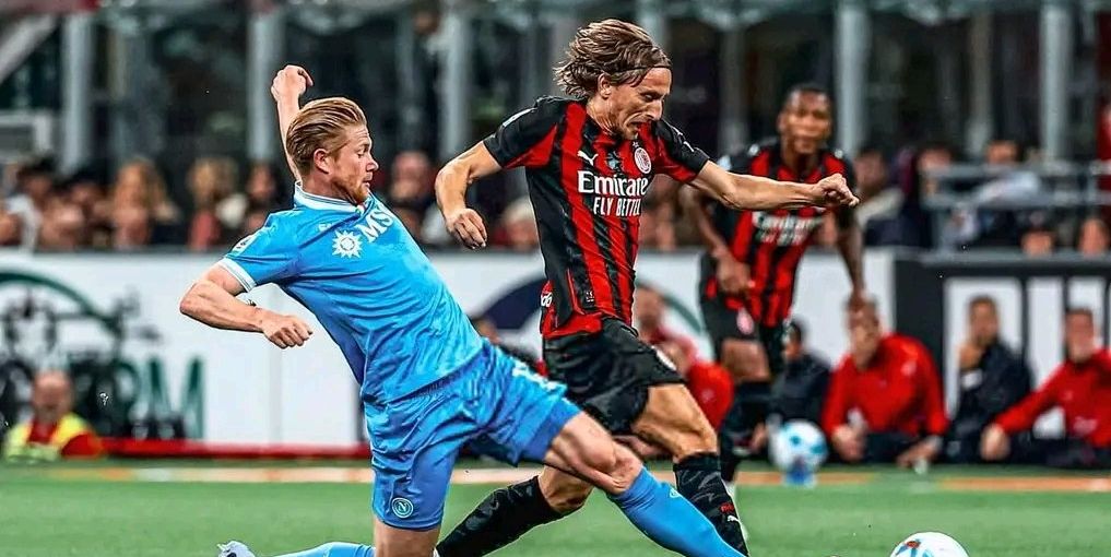 ميلان يتأخر امام نابولي في الشوط الاول ميلان يتأخر امام نابولي في الشوط الاول