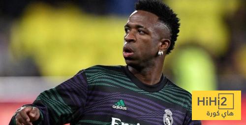 صور : جمهور تالافيرا يرمون الكرة الشاطئية على فينيسيوس