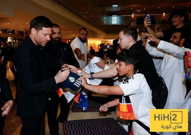صور .. لاعبو ريال مدريد يوقعون للجماهير فور وصولهم لفندق الاقامة بجدة 2 صور .. لاعبو ريال مدريد يوقعون للجماهير فور وصولهم لفندق الاقامة بجدة 1