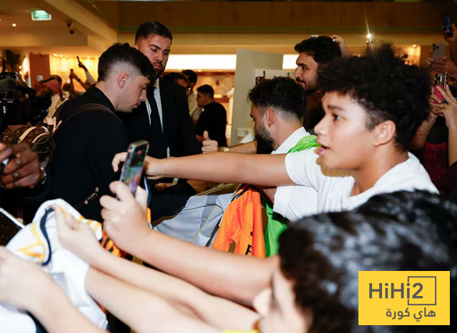 صور .. لاعبو ريال مدريد يوقعون للجماهير فور وصولهم لفندق الاقامة بجدة 16 صور .. لاعبو ريال مدريد يوقعون للجماهير فور وصولهم لفندق الاقامة بجدة 15