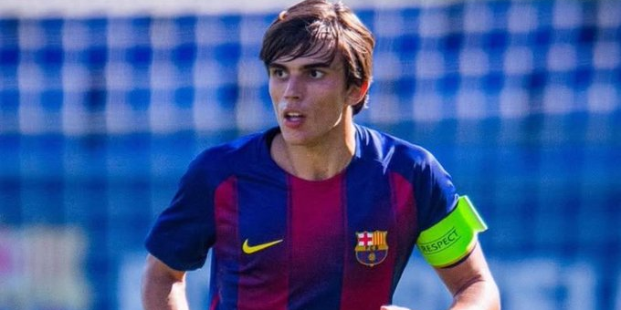 كومو يقترب من حسم صفقة مدافع برشلونة