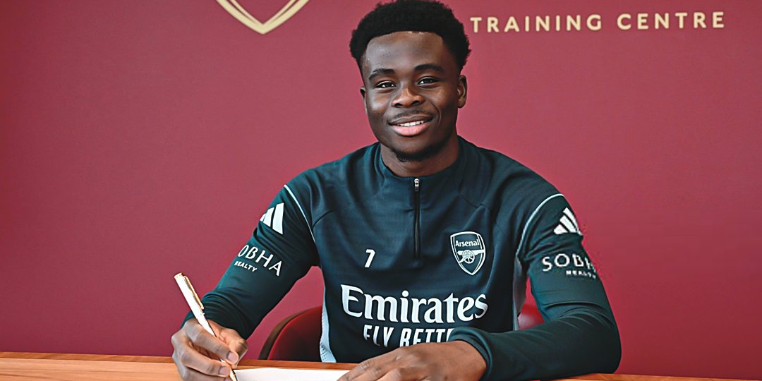 راتب ساكا الجديد بعد تمديد عقده مع ارسنال