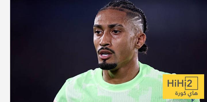 لابورتا مع جماهير برشلونة في المدرجات